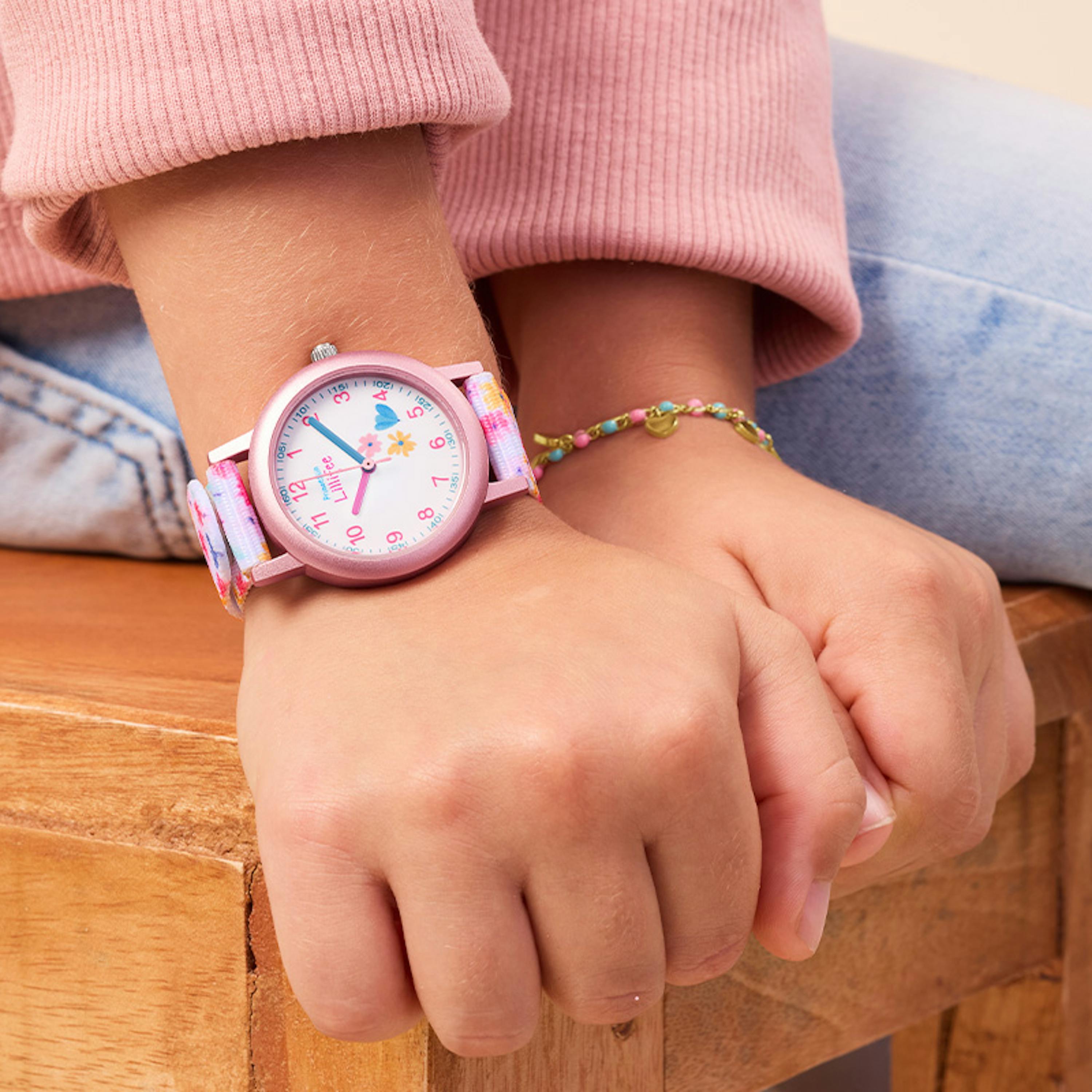 Mädchen trägt rosa Kinderuhr von Prinzessin Lillifee