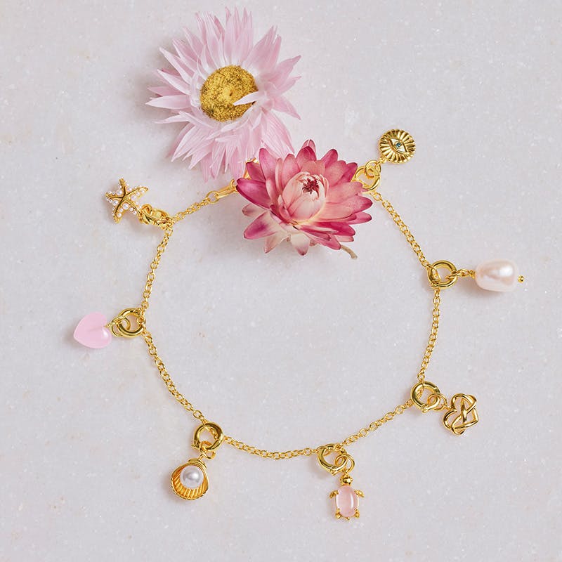 Goldenes Charmarmband mit goldenen Charms und rosa Akzenten