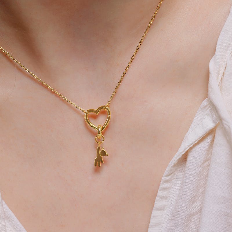 Goldene Charm Halskette in Herzform mit Teddy Anhänger
