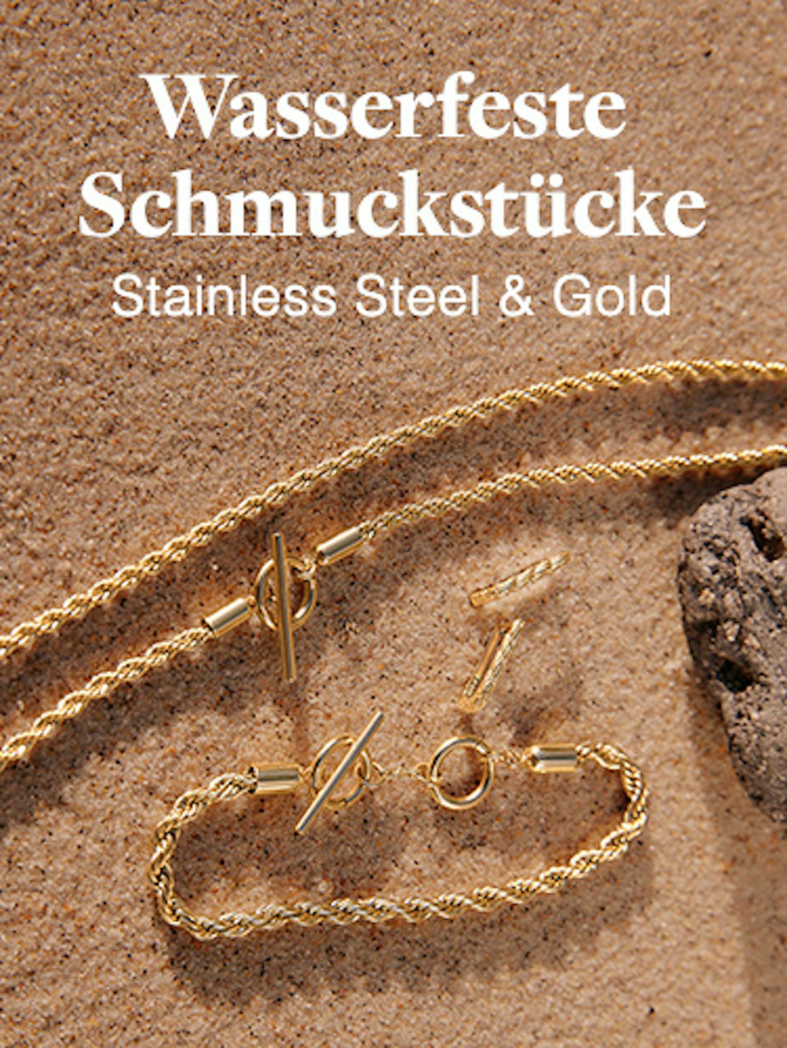 Wasserfeste goldene Halskette und Armband mit Kordelgliederung liegen am Strand