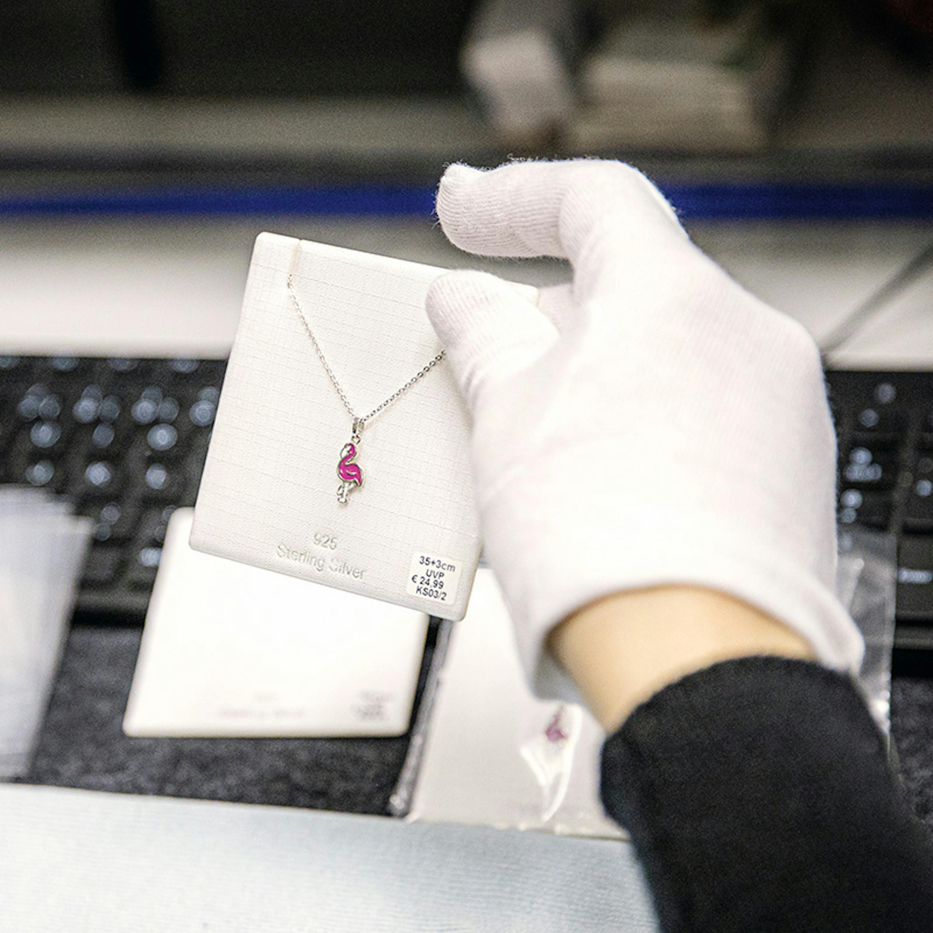 Qualitätskontrolle des Echtschmucks