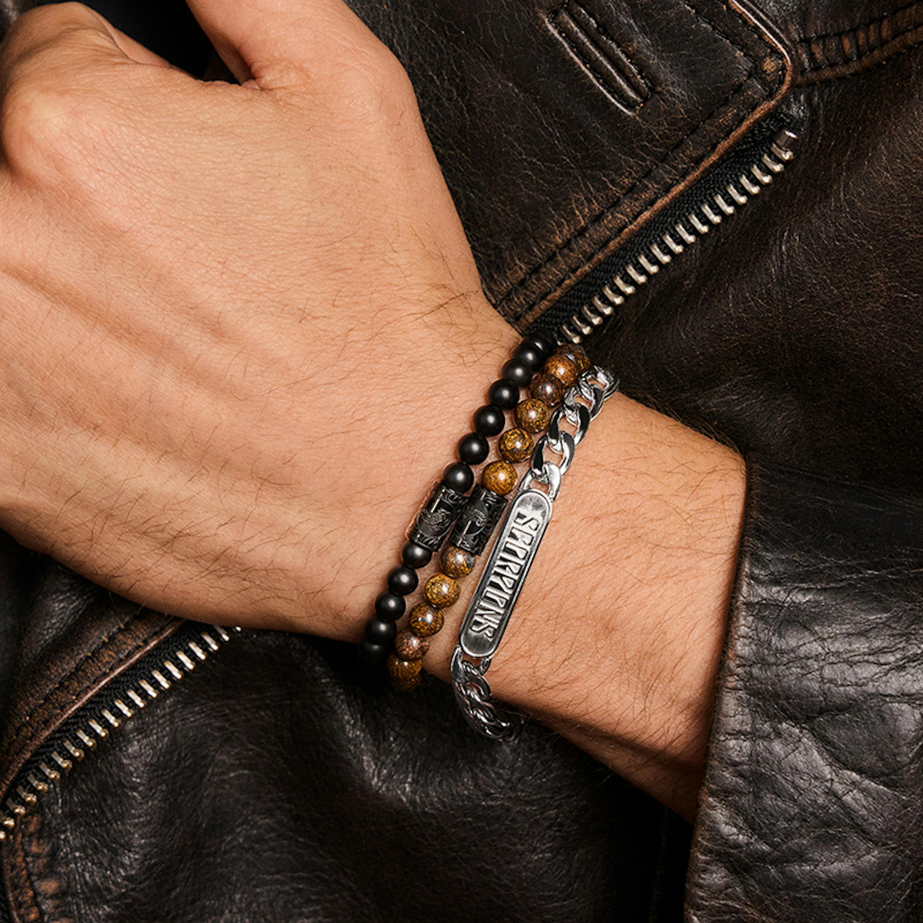 Mann trägt Armbänder der neuen Scorpions Collection