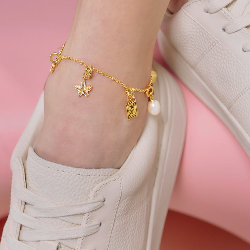 Model trägt Chramfußkette um Knöchel