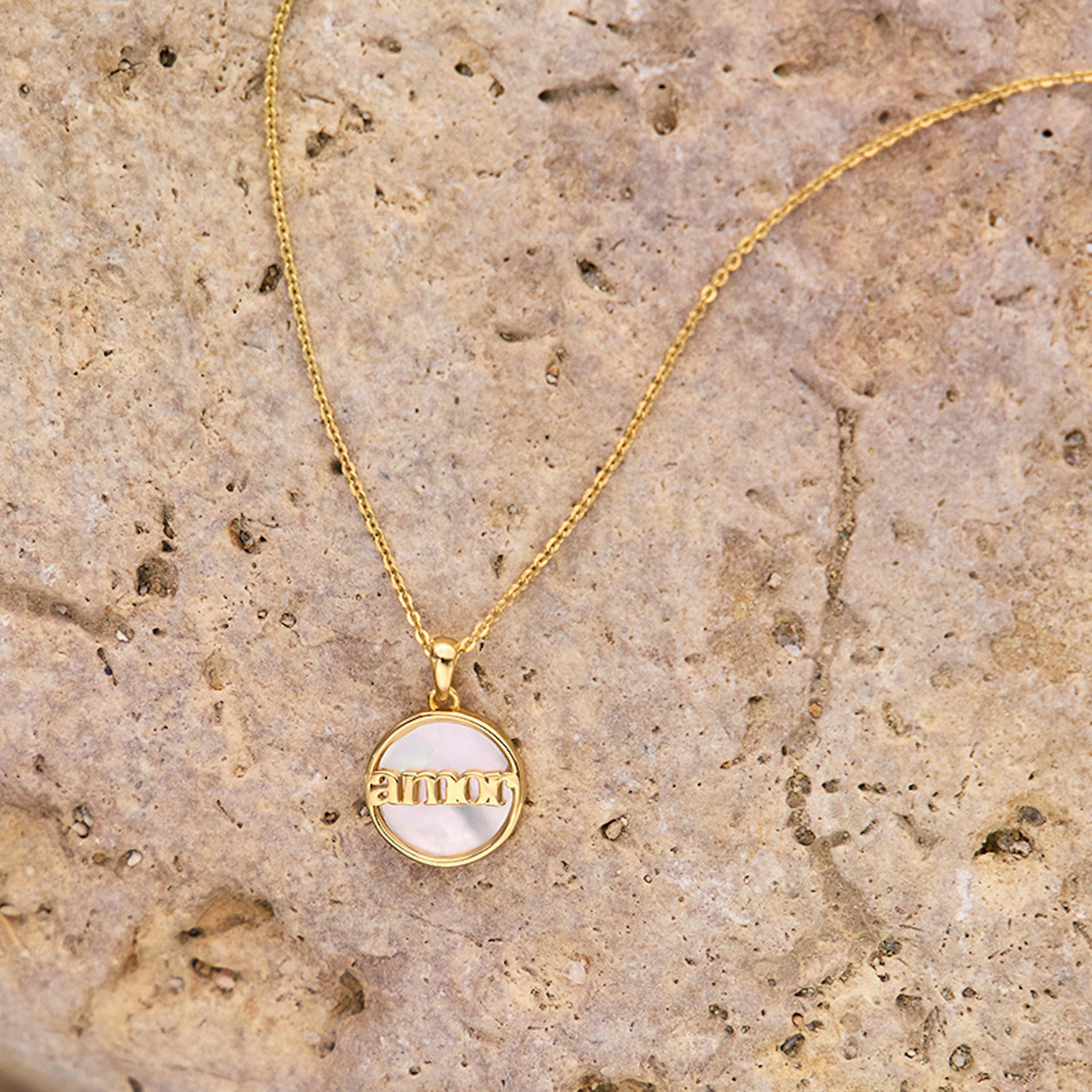 Goldene Halskette mit Amor Logo