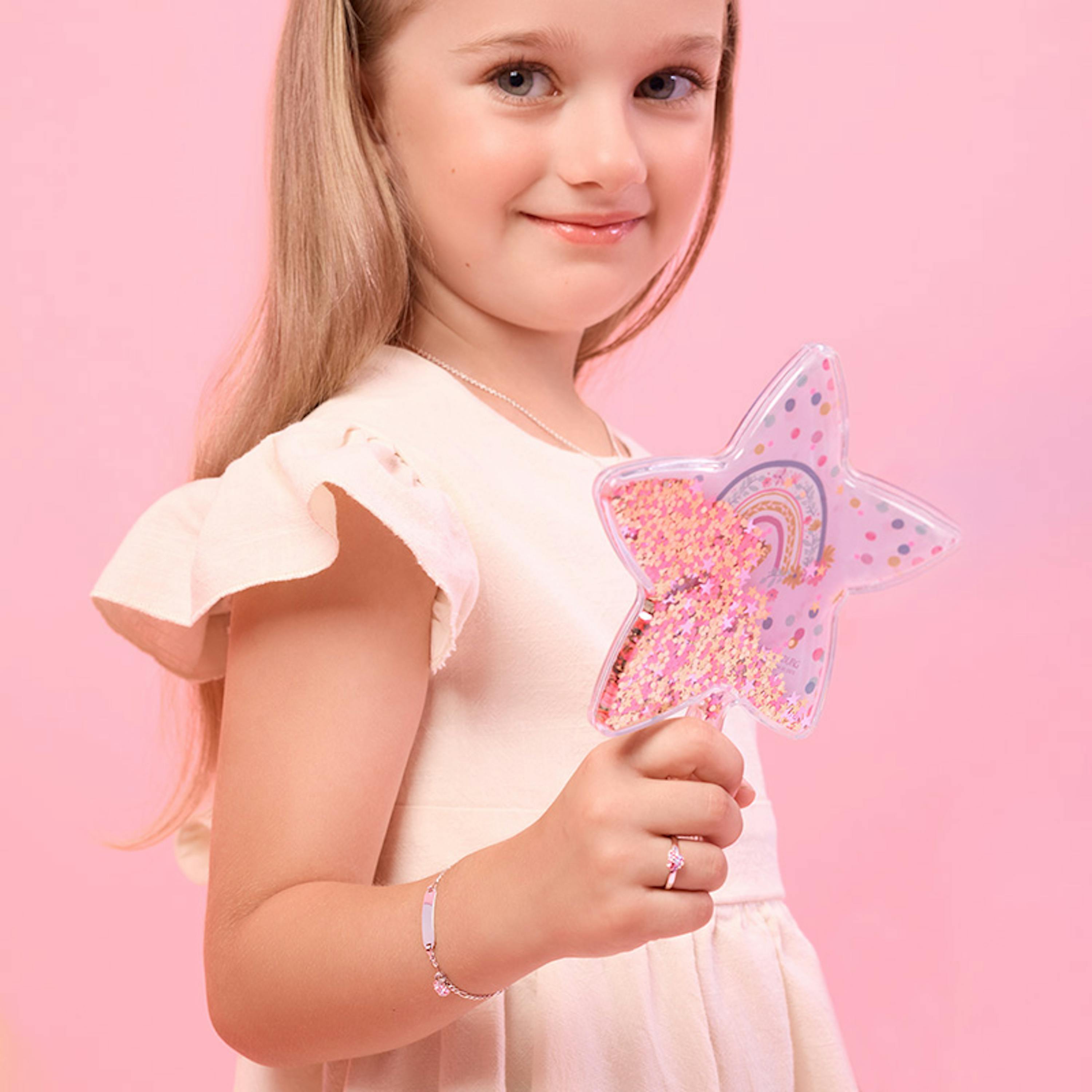 Mädchen trägt Armband und Ring von Prinzessin Lillifee