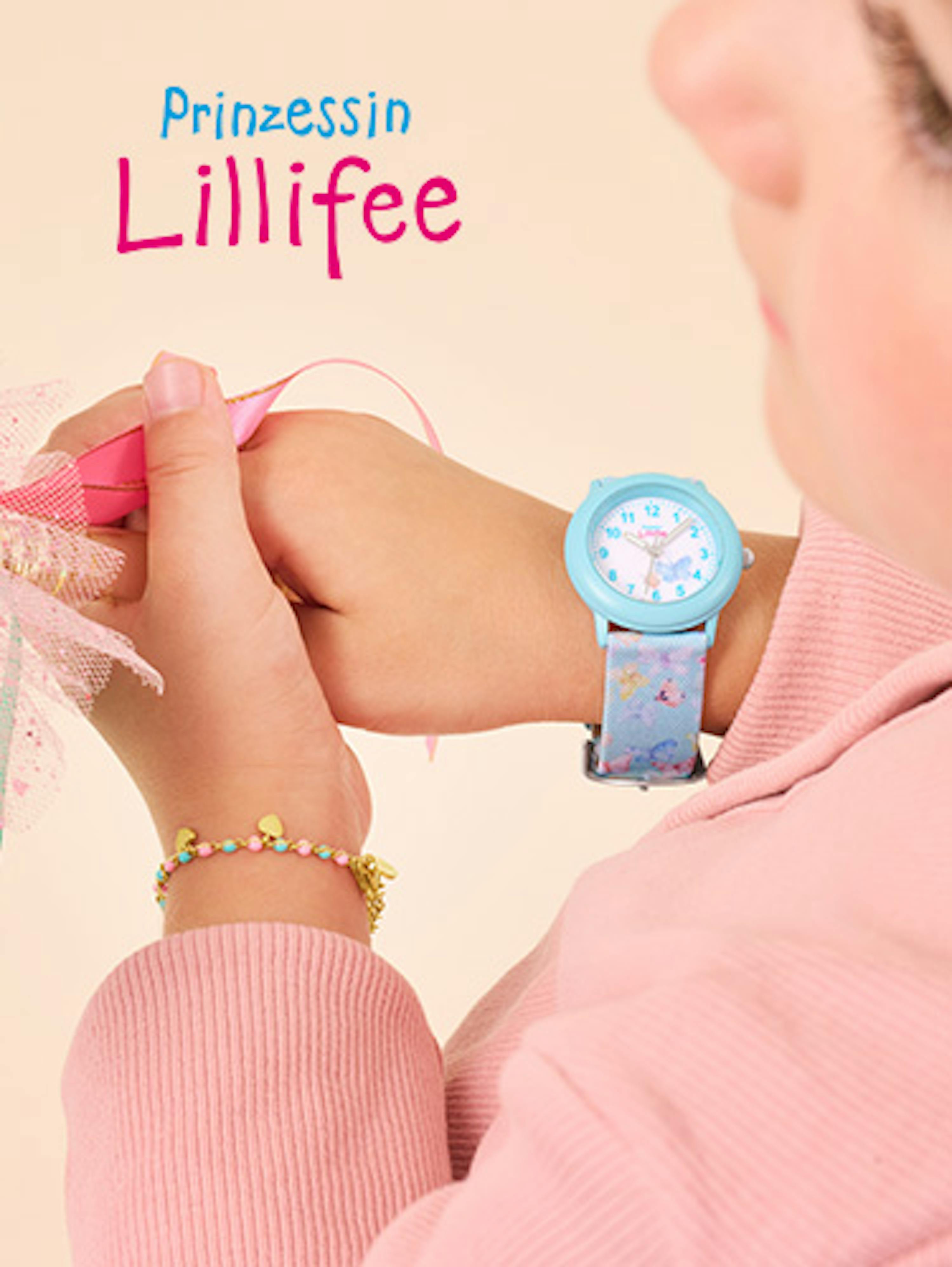 Mädchen trägt blaue Kinderuhr von Prinzessin Lillifee