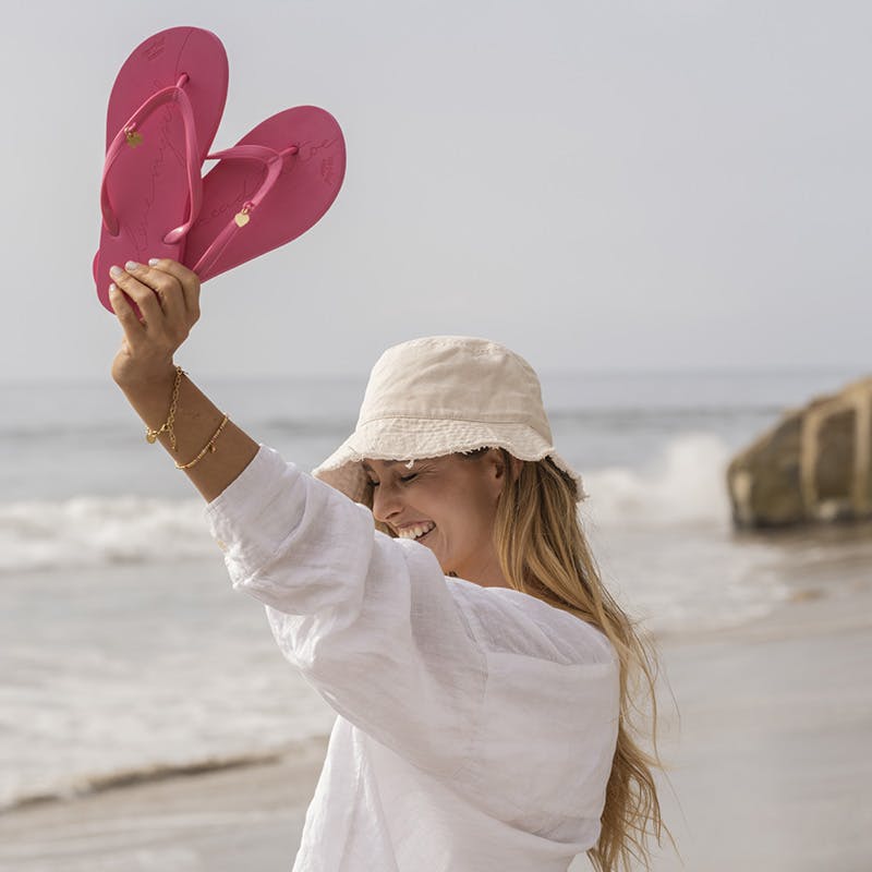 Pinker flip*flop mit Amor Anhänger in Gold Kachel_FlipFlop_7