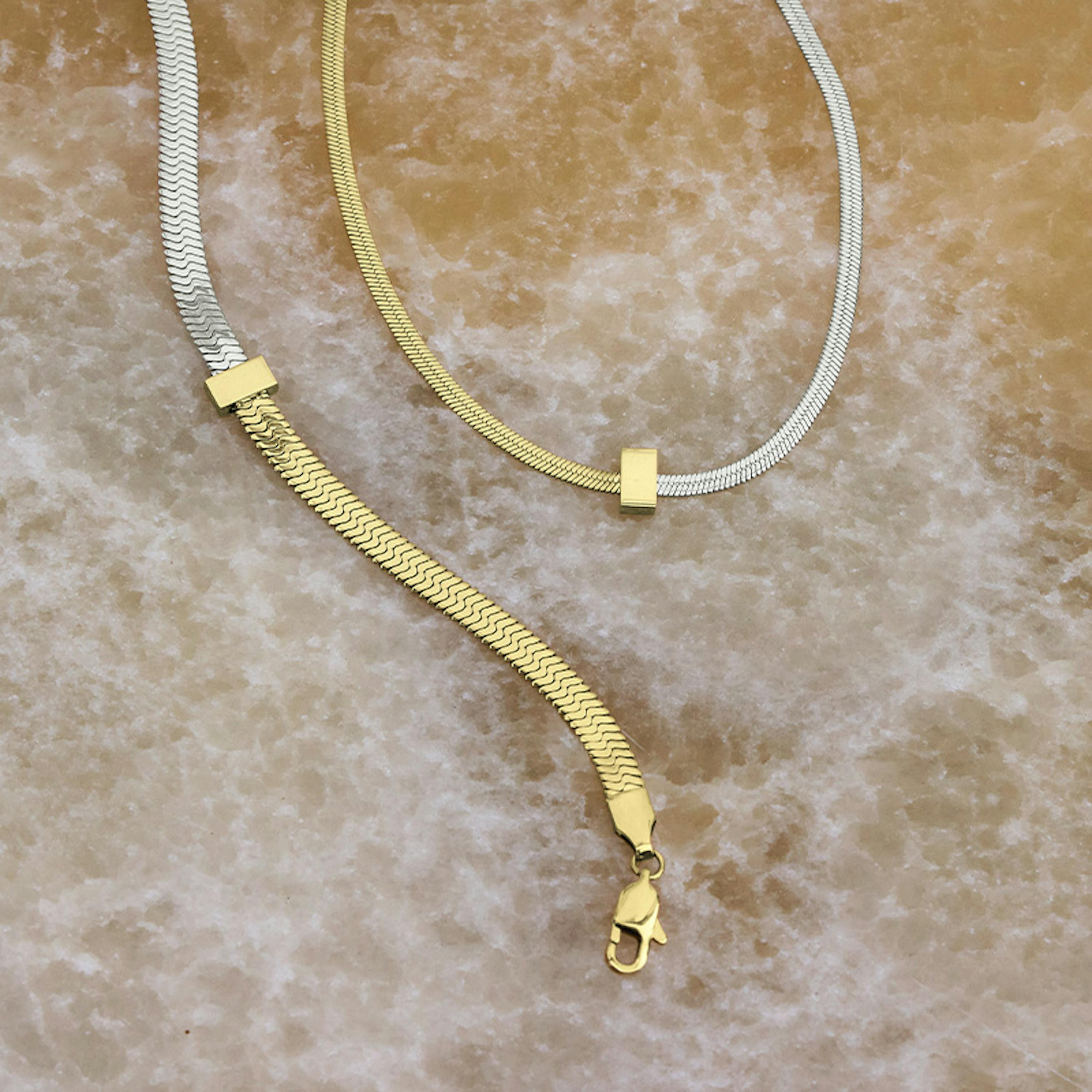 Armband und Halskette mit Schlangengliederung in Gold und Silber