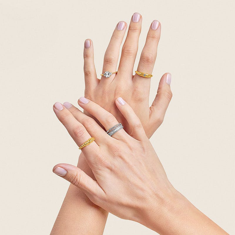 Goldene und silberne Ringe Goldene und silberne Ringe