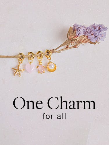 Goldene Charms mit Strandmotiven wie Muschel, Seestern, Schildkröte und Herz