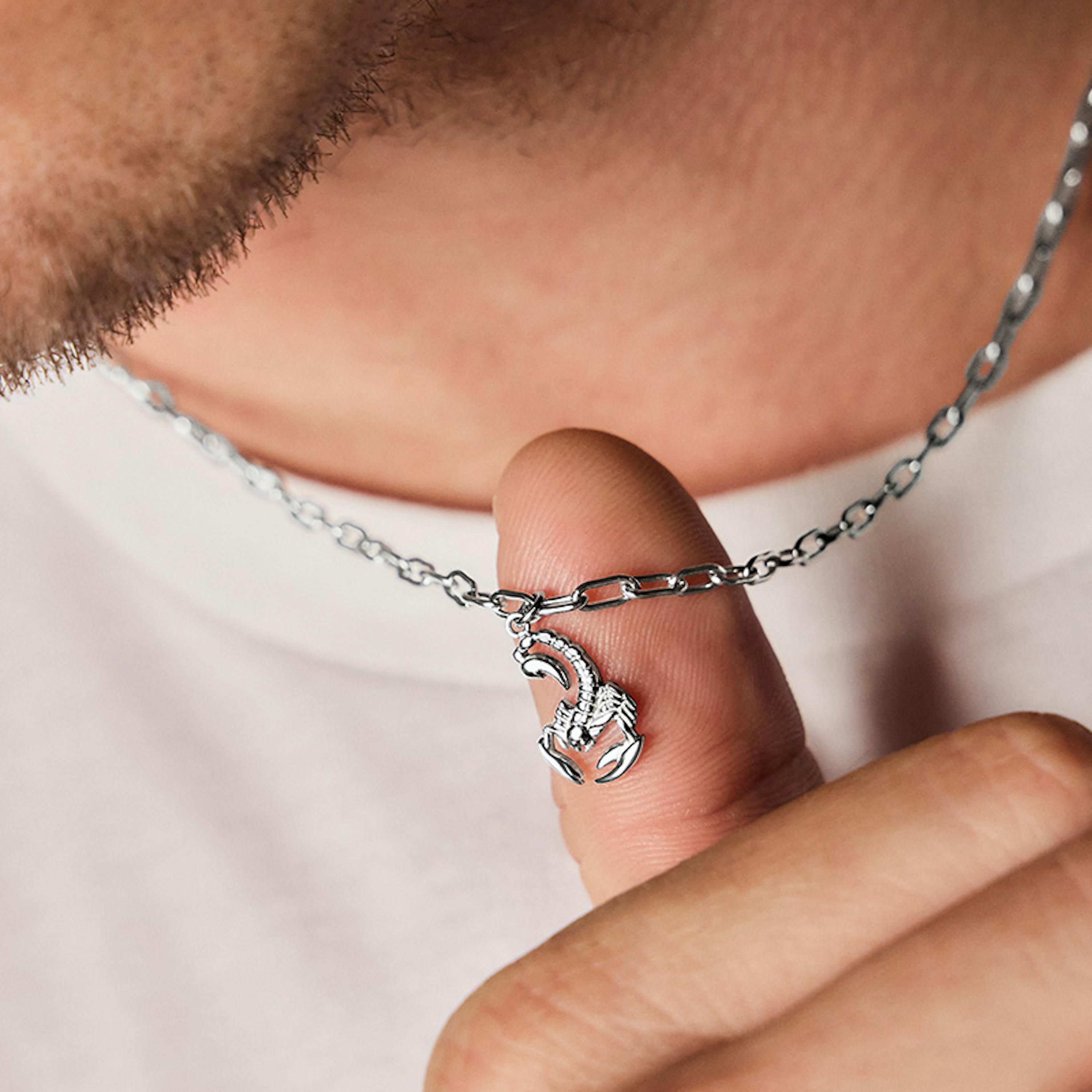 Mann trägt silberne Halskette mit Skoprion Anhänger aus der Scorpions Collection