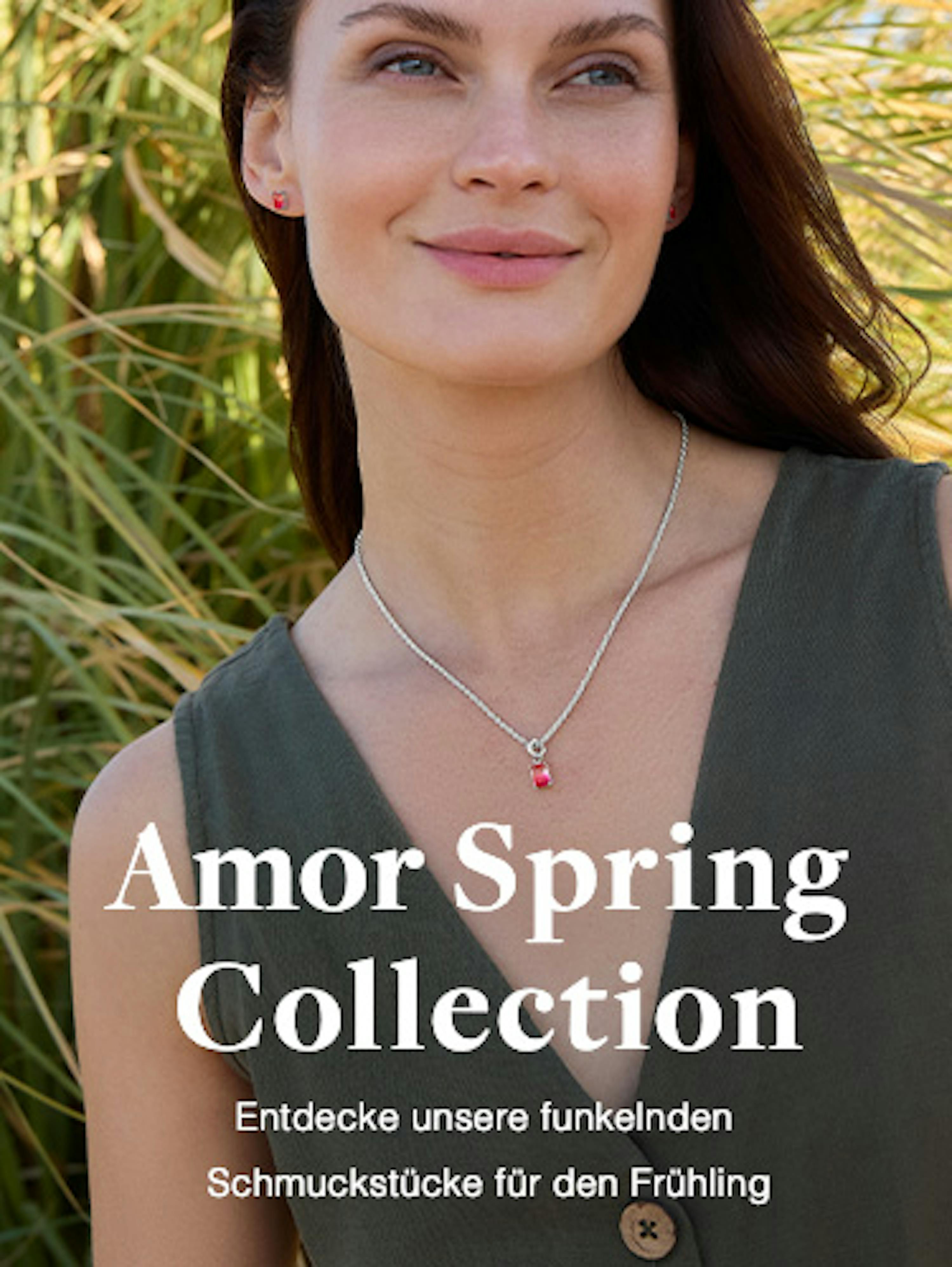 Model trägt filigranen Schmuck der neuen Amor Spring Collection