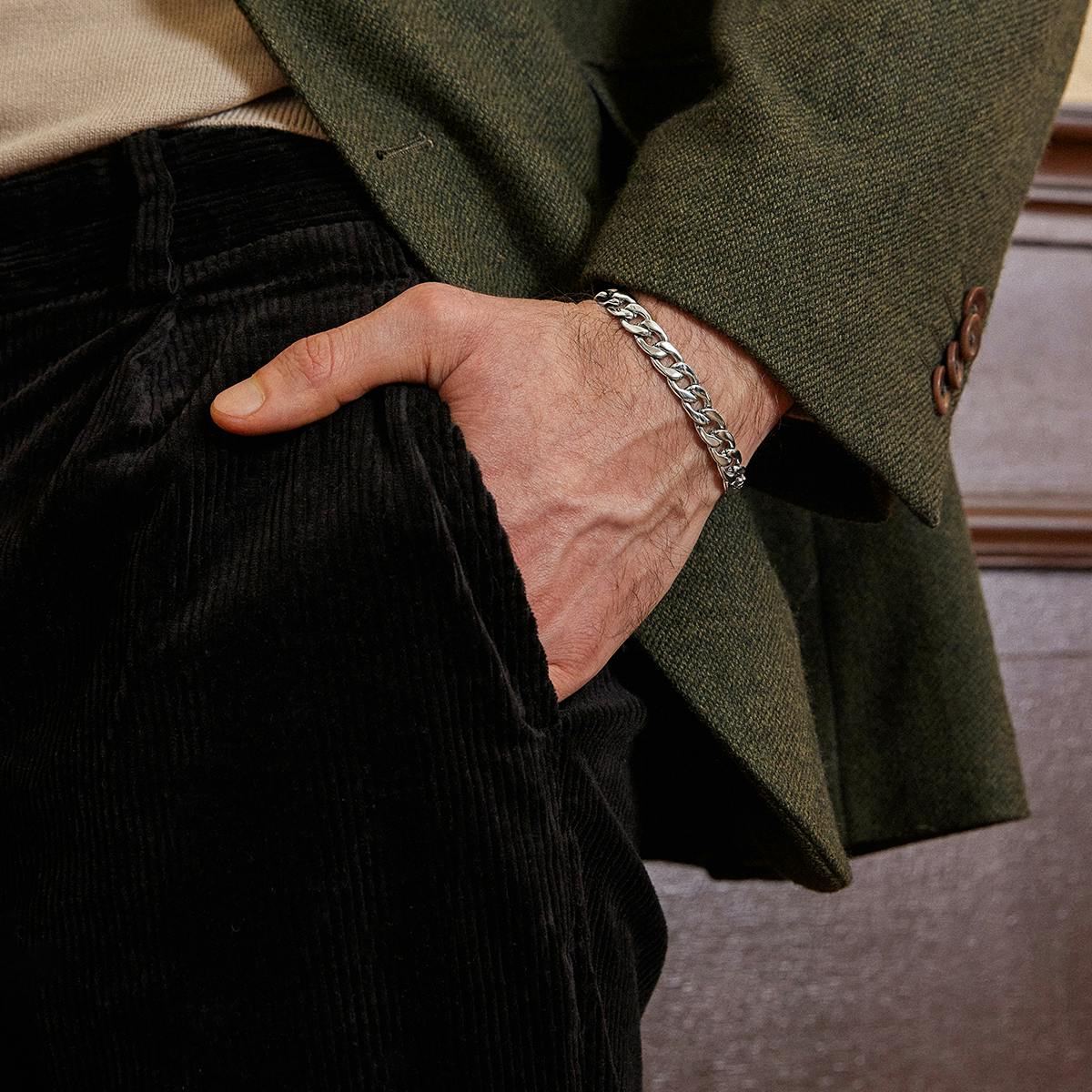 Maskuline Hand mit silbernem Glieder-Armband für Herren von Amor Echtschmuck
