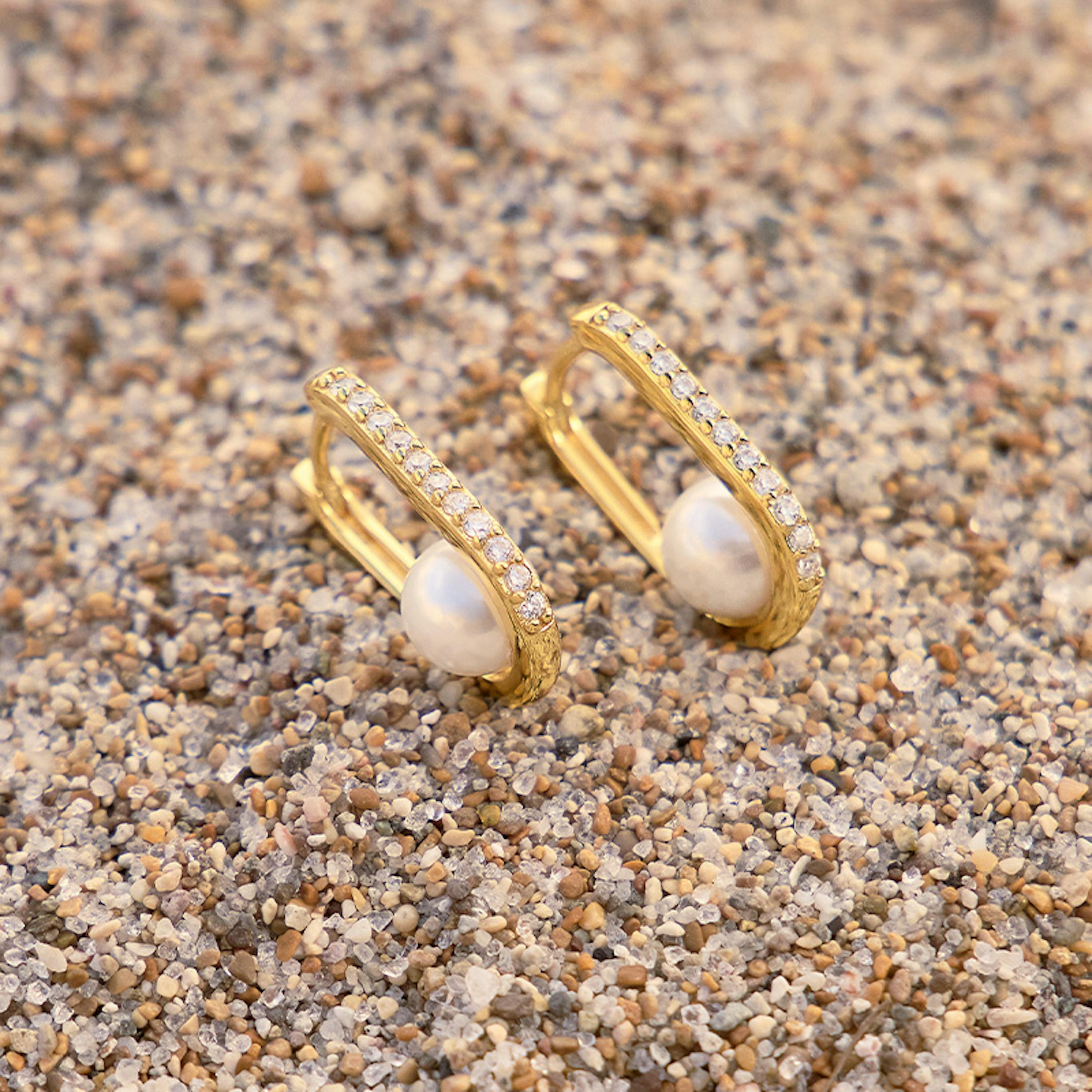 Goldene Creolen besetzt mit Zirkonia und einer großen Perle von Amor