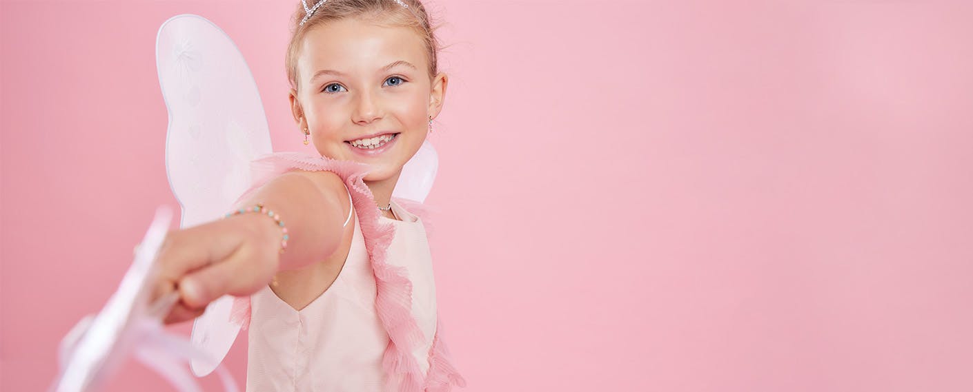 Mädchen trägt Prinzessin Lillifee Schmuck in rosa Kostüm